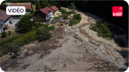Terrain aride près de maisons en couverture de l'émission l'invité de 8h20 sur france info avec emma haziza