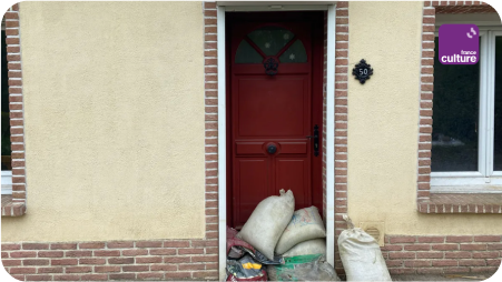 Porte rouge avec sacs devant en couverture de l'émission "le grand repotage" sur france culture avec emma haziza