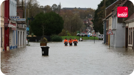 Inondation dans une rue de ville pour représenter l'émission le 19/20 sur france info avec emma haziza