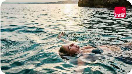 Image d'un homme se baignant dans l'eau pour représenter l'émission sur la baignade en france avec emma haziza
